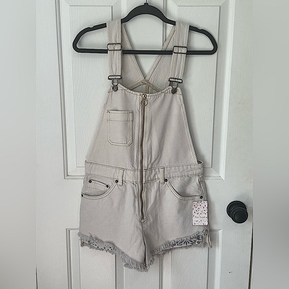 NWT We The Free Sun-kissed Off White Denim Short Overalls. Size 6. - Picture 3 of 12